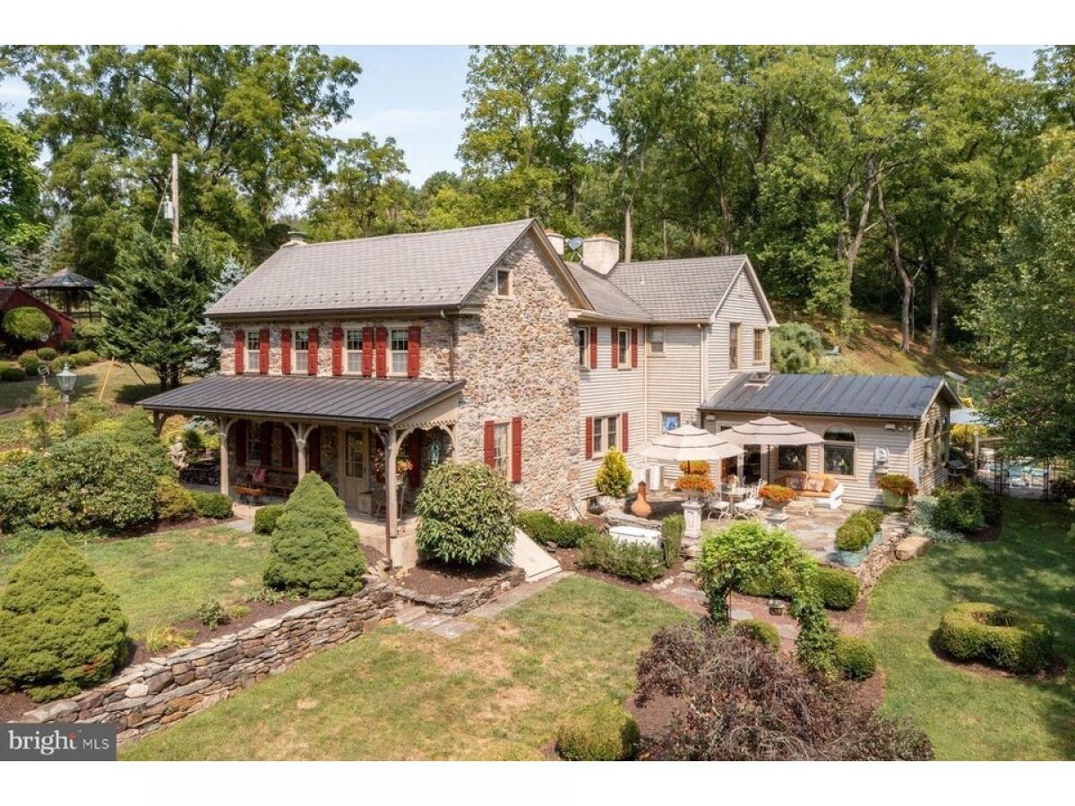 Picture of Home For Sale in Kintnersville, Pennsylvania, United States