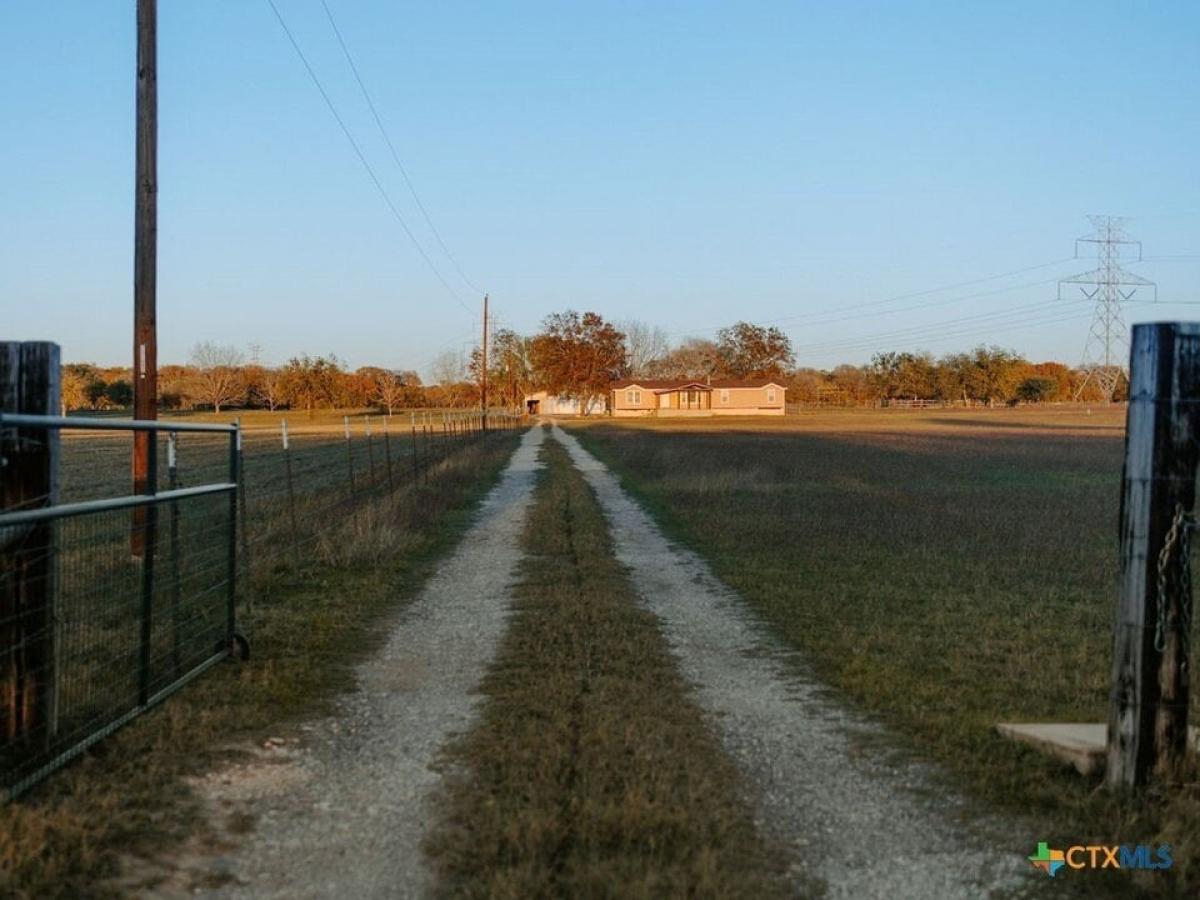 Picture of Home For Sale in Stockdale, Texas, United States