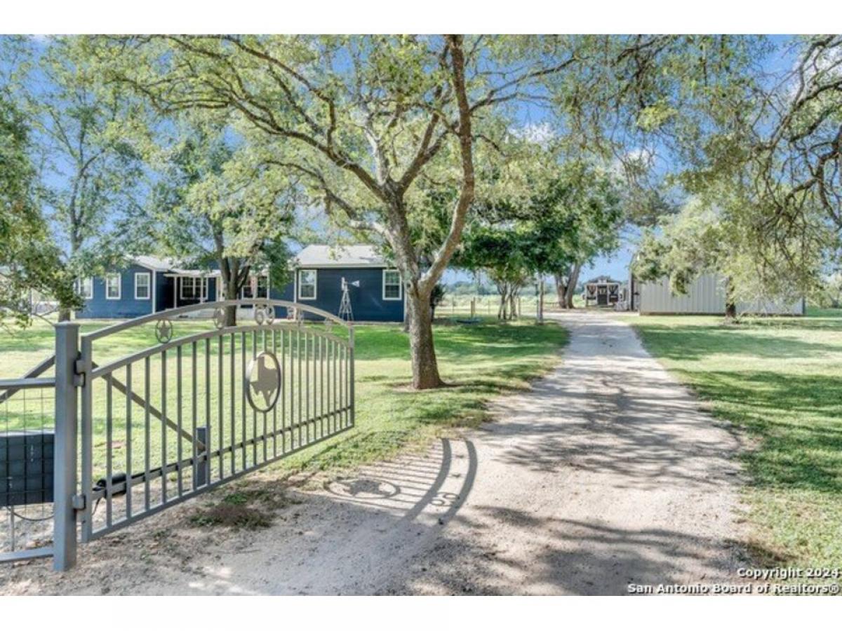 Picture of Home For Sale in La Vernia, Texas, United States