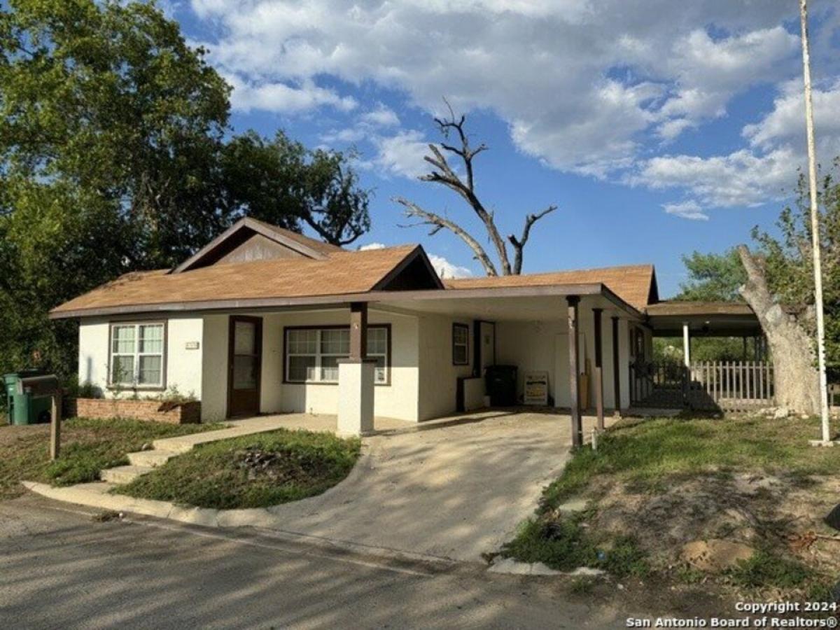 Picture of Home For Sale in Crystal City, Texas, United States