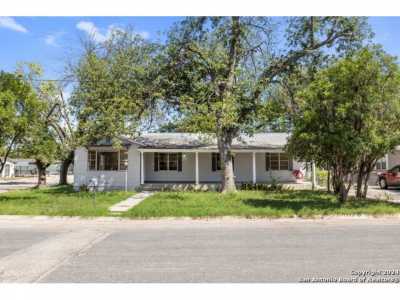 Home For Sale in Hondo, Texas