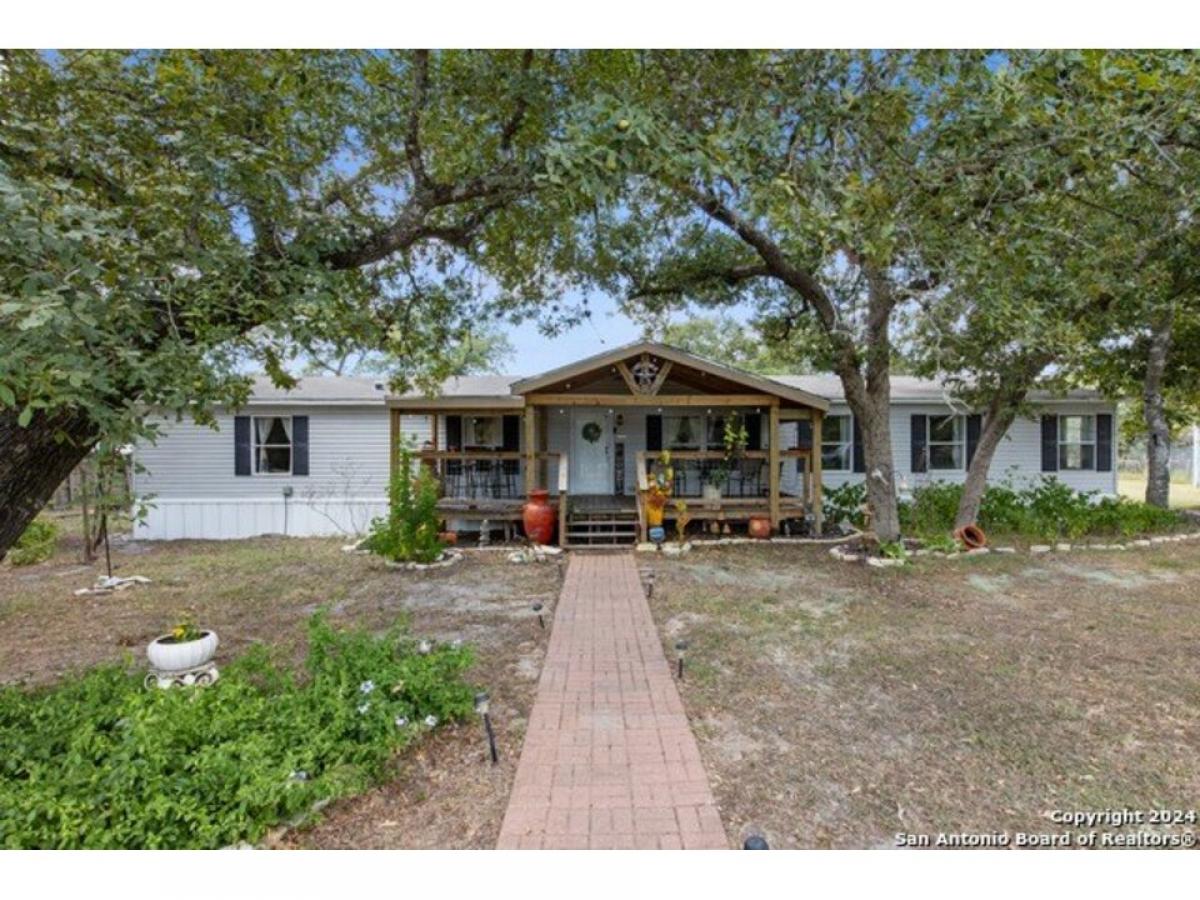 Picture of Home For Sale in La Vernia, Texas, United States