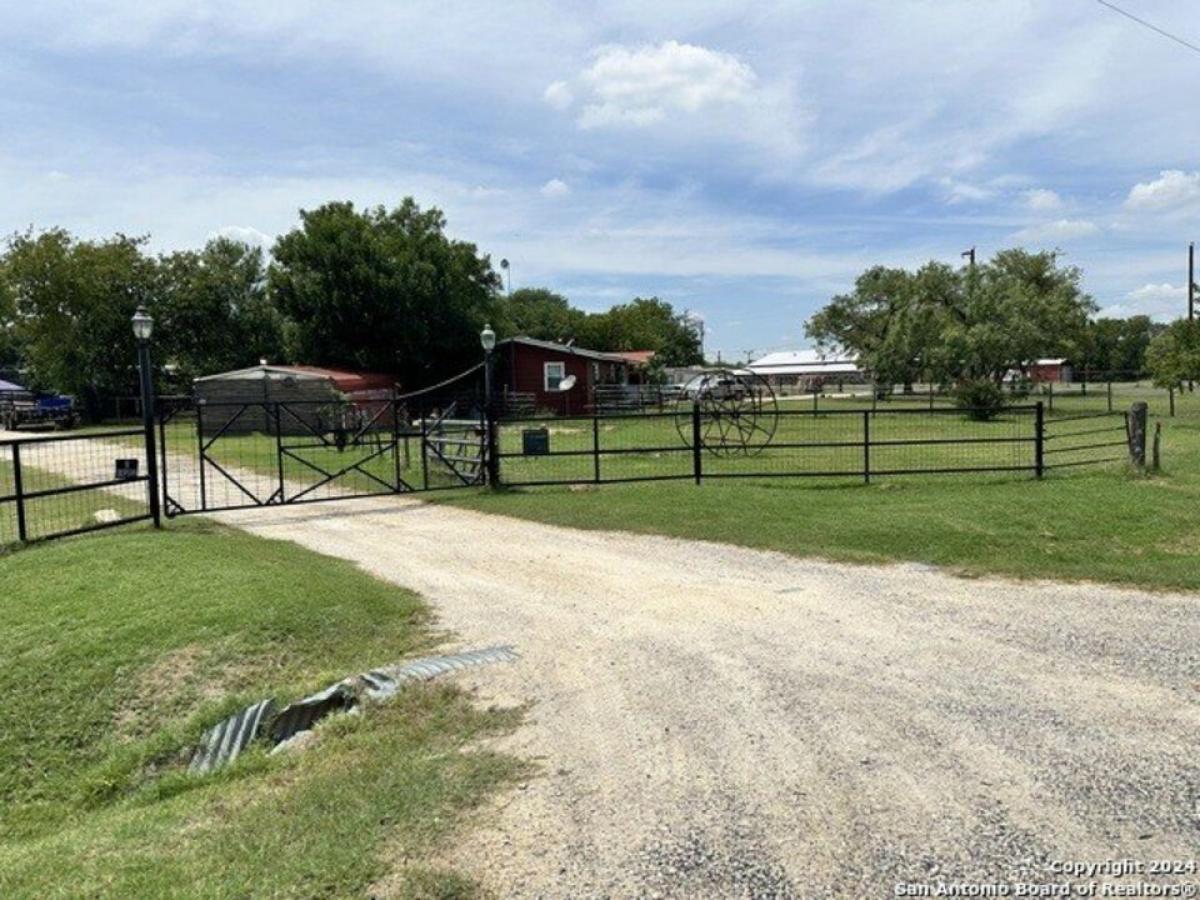 Picture of Home For Sale in Adkins, Texas, United States