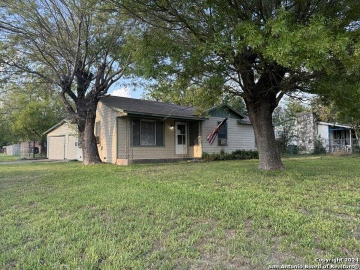 Picture of Home For Sale in Uvalde, Texas, United States