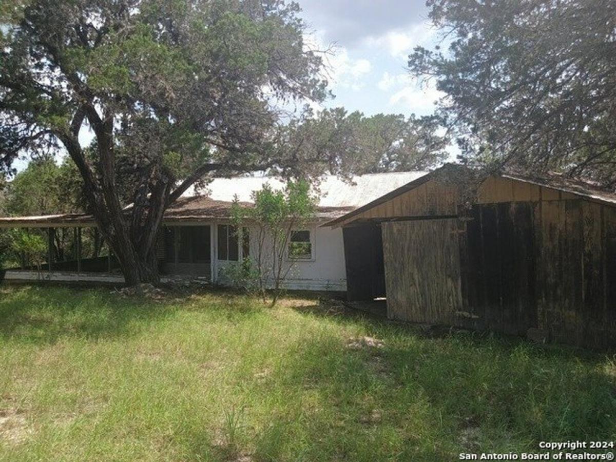 Picture of Home For Sale in Lakehills, Texas, United States