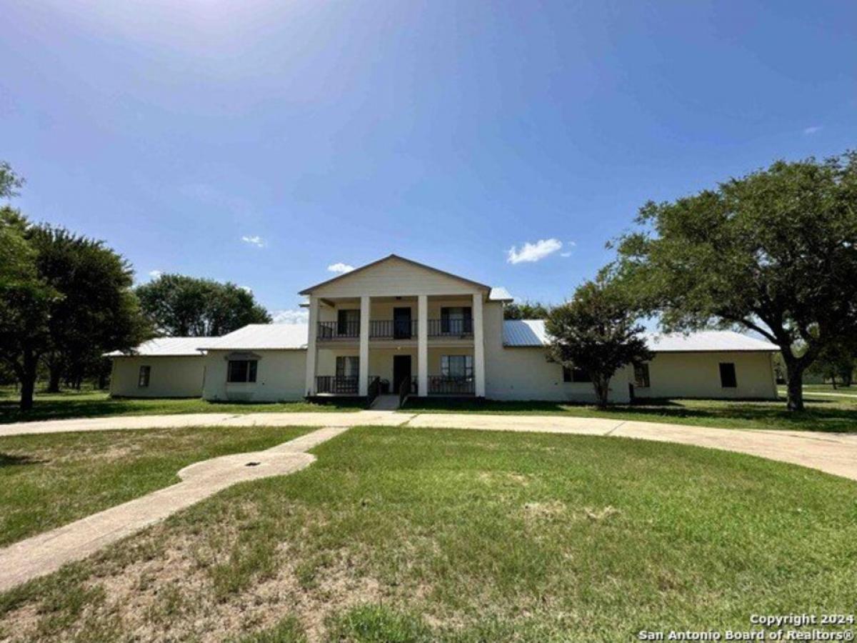 Picture of Home For Sale in Lytle, Texas, United States