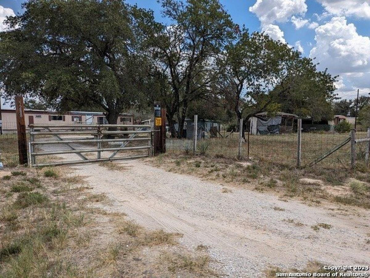 Picture of Home For Sale in Von Ormy, Texas, United States