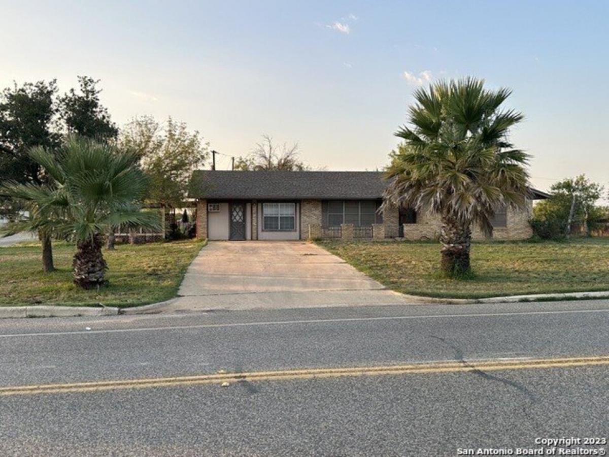 Picture of Home For Sale in Cotulla, Texas, United States