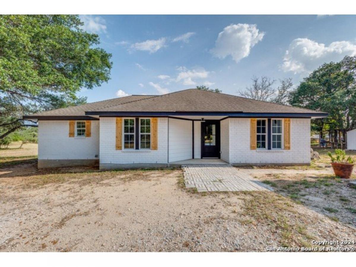 Picture of Home For Sale in Natalia, Texas, United States