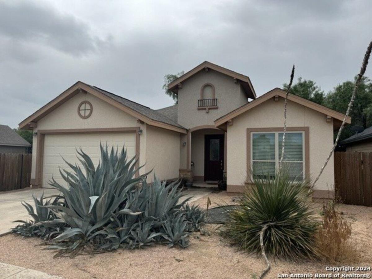 Picture of Home For Sale in Uvalde, Texas, United States