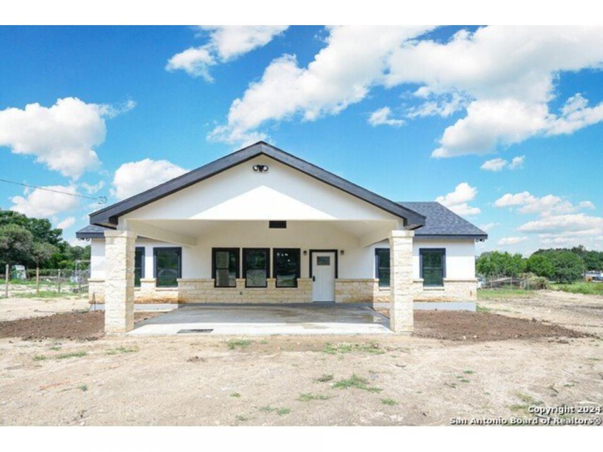 Picture of Home For Sale in Elmendorf, Texas, United States