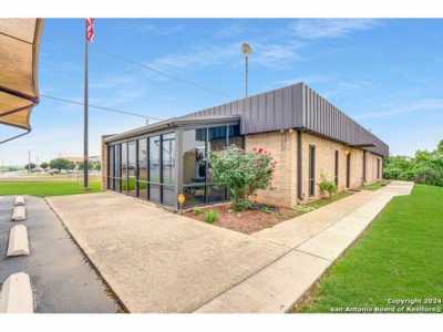 Home For Sale in Floresville, Texas