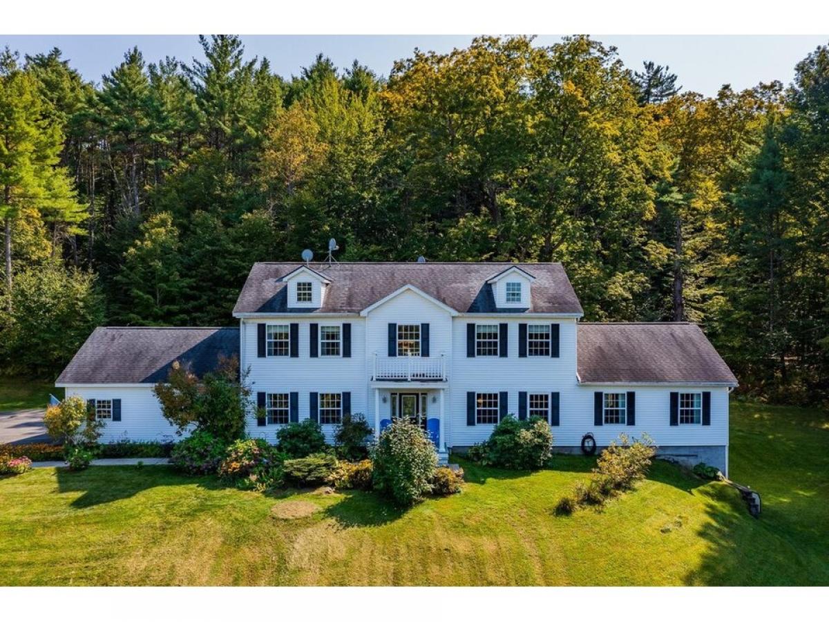 Picture of Home For Sale in Hartford, Vermont, United States