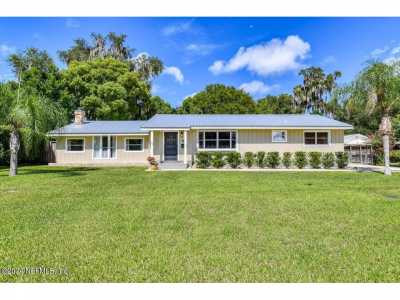 Home For Sale in Crescent City, Florida