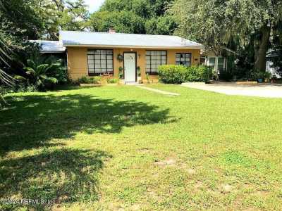 Home For Sale in Crescent City, Florida