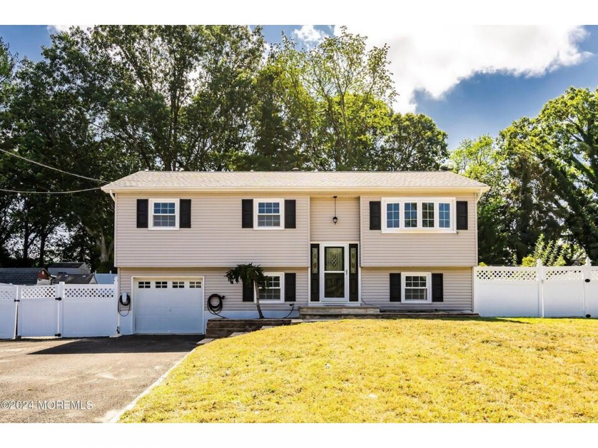 Picture of Home For Sale in Toms River, New Jersey, United States