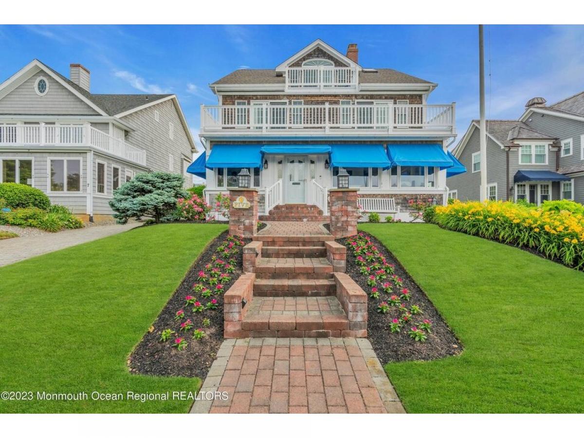 Picture of Home For Sale in Sea Girt, New Jersey, United States