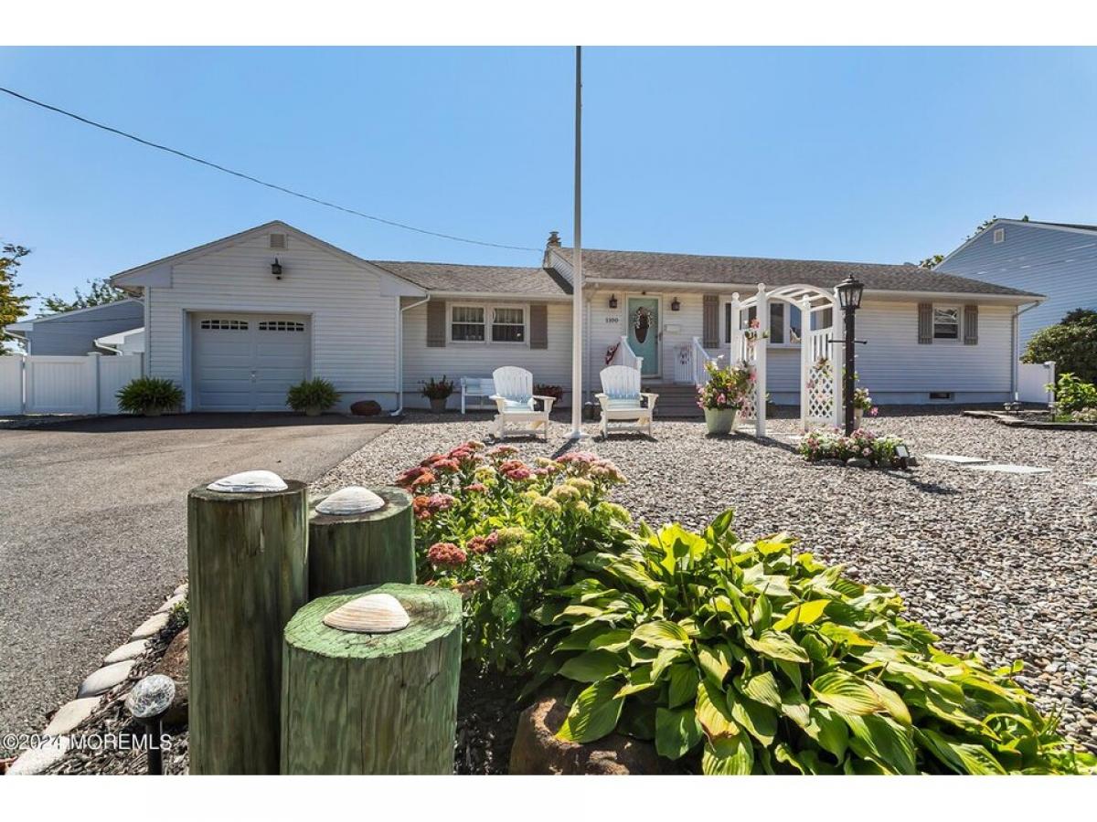 Picture of Home For Sale in Point Pleasant Beach, New Jersey, United States