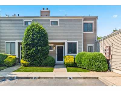 Home For Sale in Tinton Falls, New Jersey