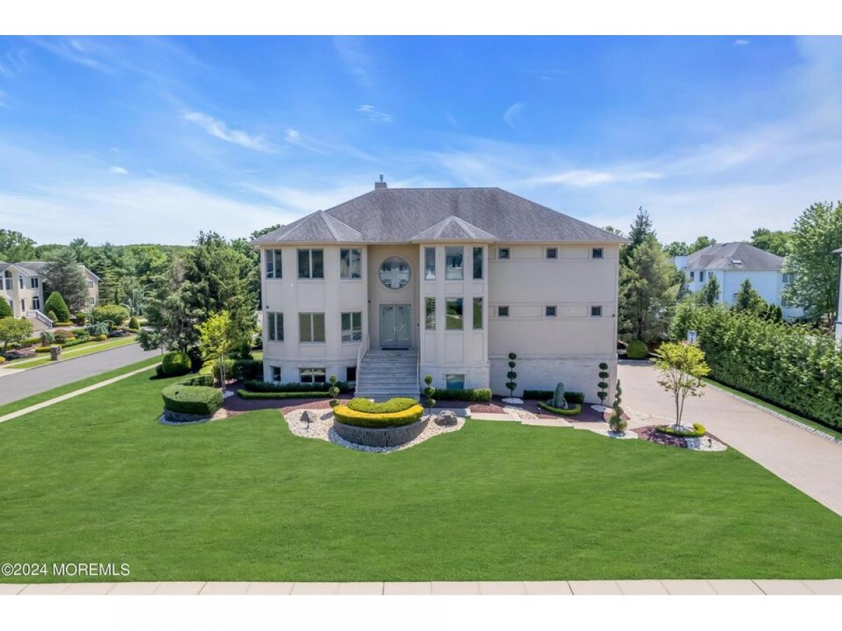 Picture of Home For Sale in Marlboro, New Jersey, United States