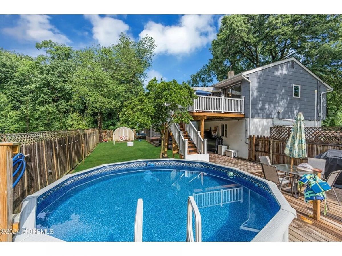 Picture of Home For Sale in Farmingdale, New Jersey, United States