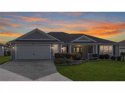 Home For Sale in Oxford, Florida