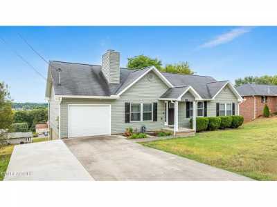 Home For Sale in Lenoir City, Tennessee