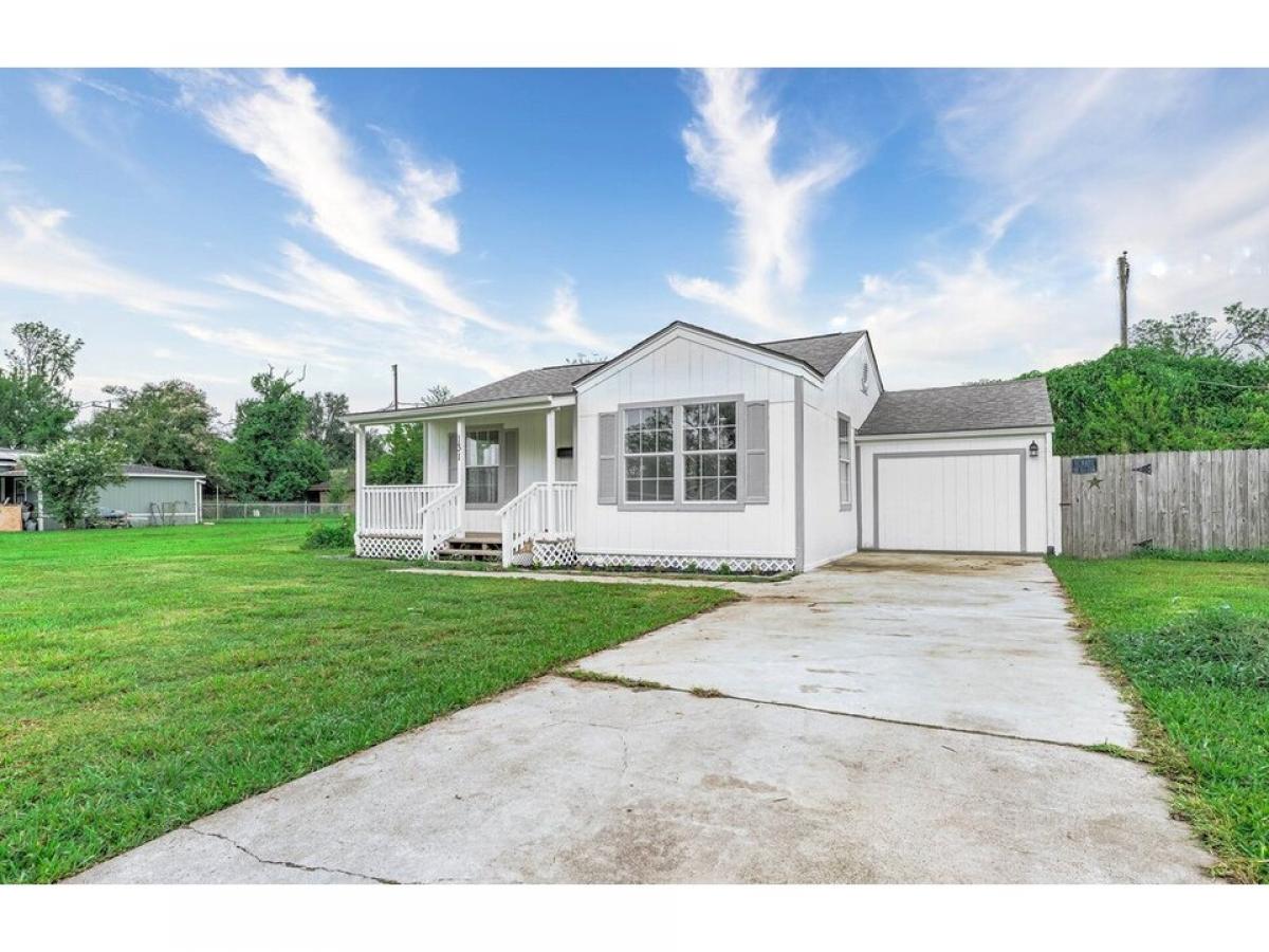 Picture of Home For Sale in Lake Jackson, Texas, United States