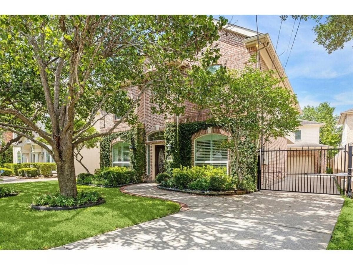 Picture of Home For Sale in West University Place, Texas, United States