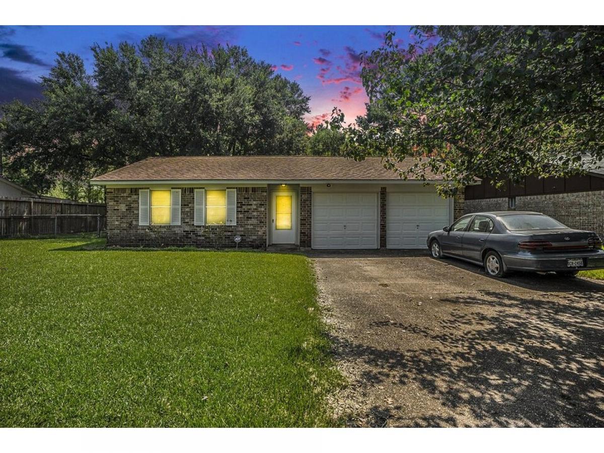 Picture of Home For Sale in Highlands, Texas, United States