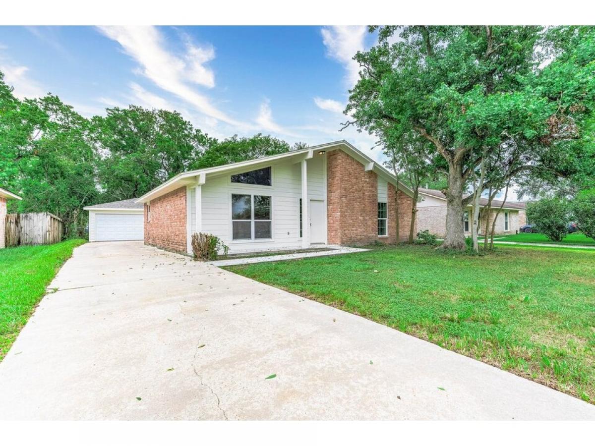 Picture of Home For Sale in Angleton, Texas, United States