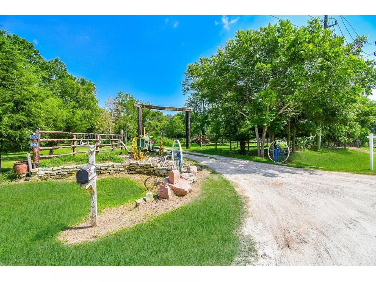 Picture of Home For Sale in Brookshire, Texas, United States