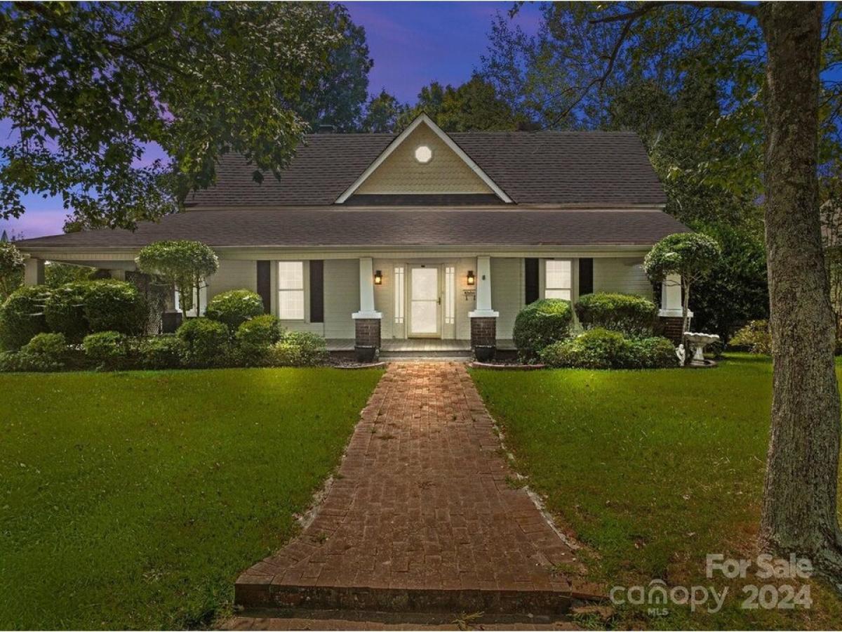 Picture of Home For Sale in Spencer, North Carolina, United States