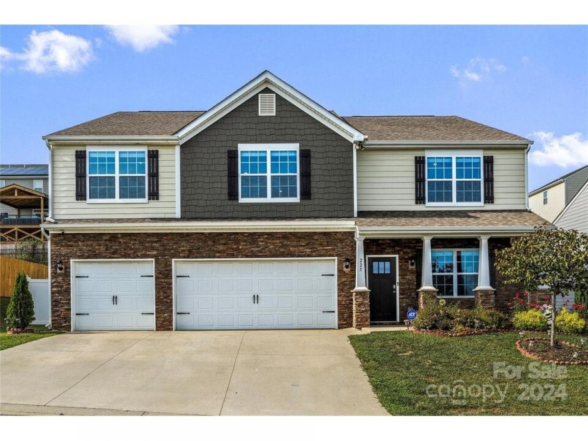 Picture of Home For Sale in Candler, North Carolina, United States