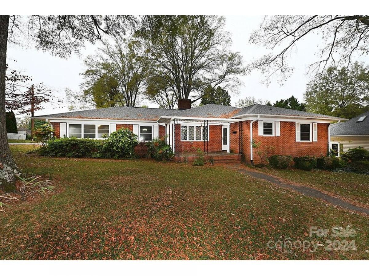 Picture of Home For Sale in Newton, North Carolina, United States