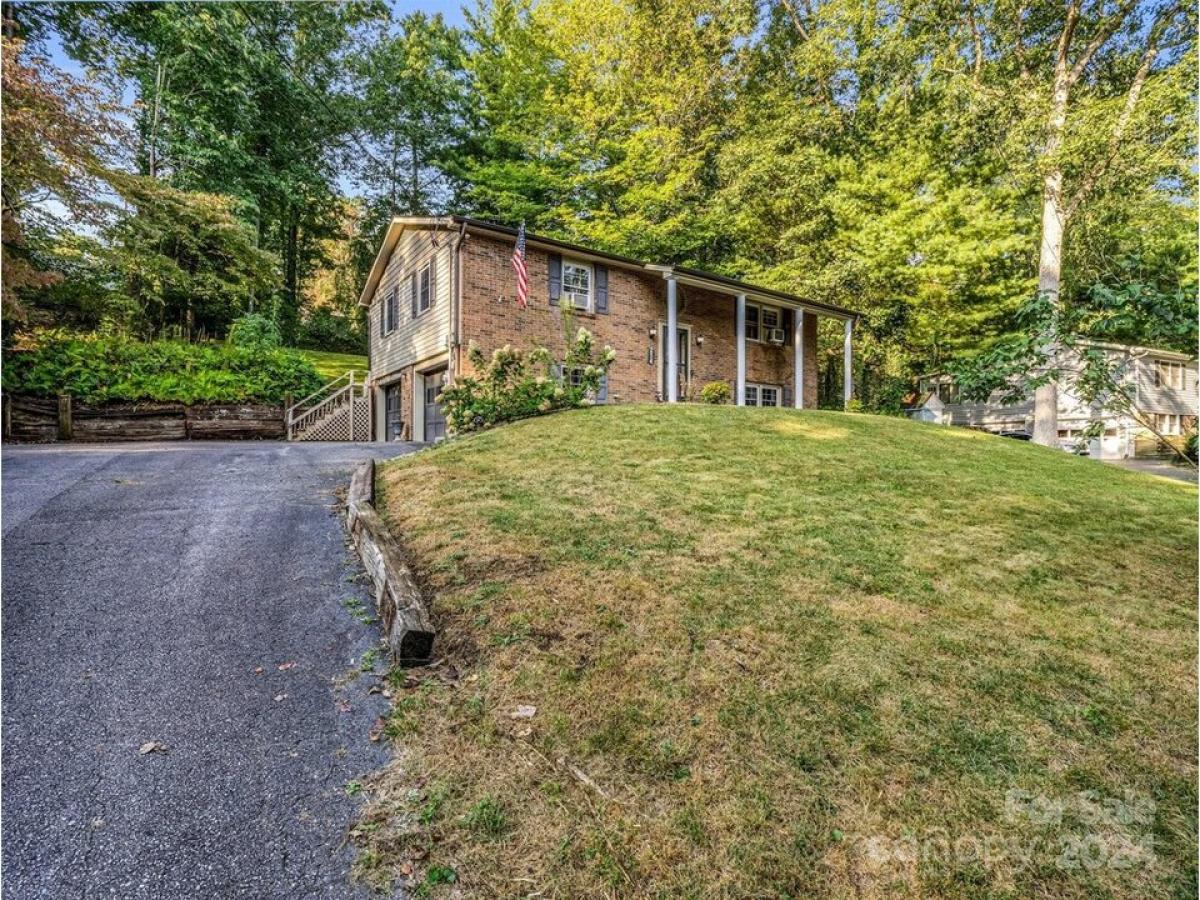 Picture of Home For Sale in Hendersonville, North Carolina, United States