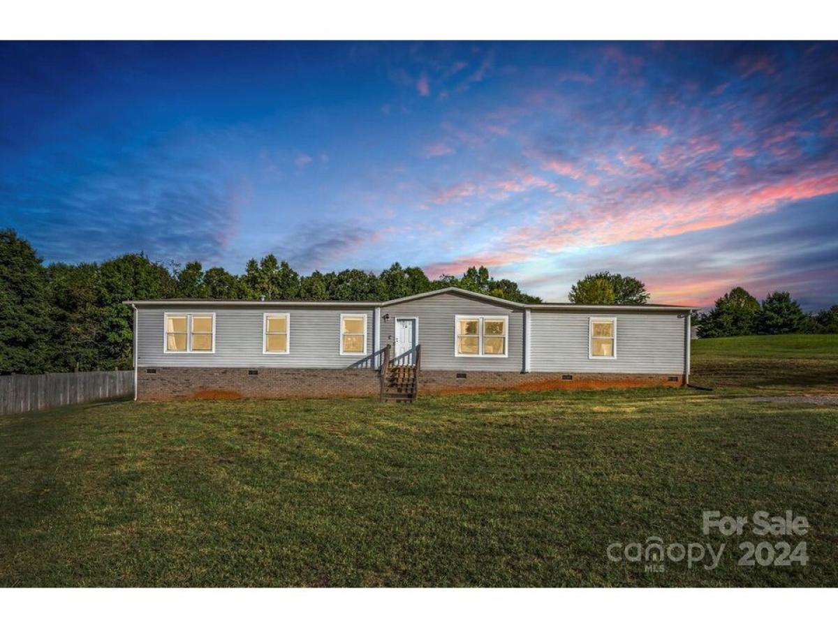 Picture of Home For Sale in Mill Spring, North Carolina, United States