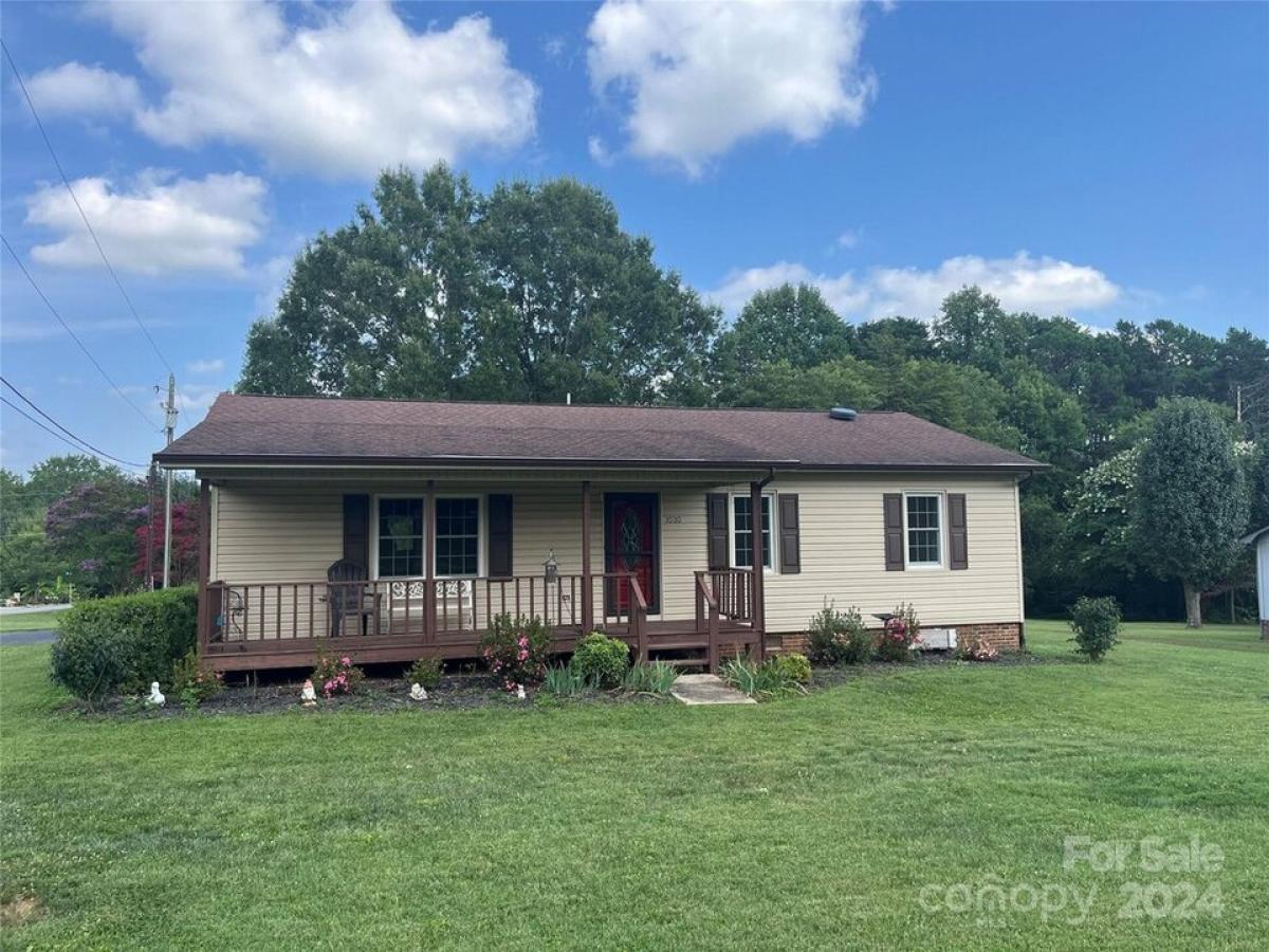 Picture of Home For Sale in Hickory, North Carolina, United States