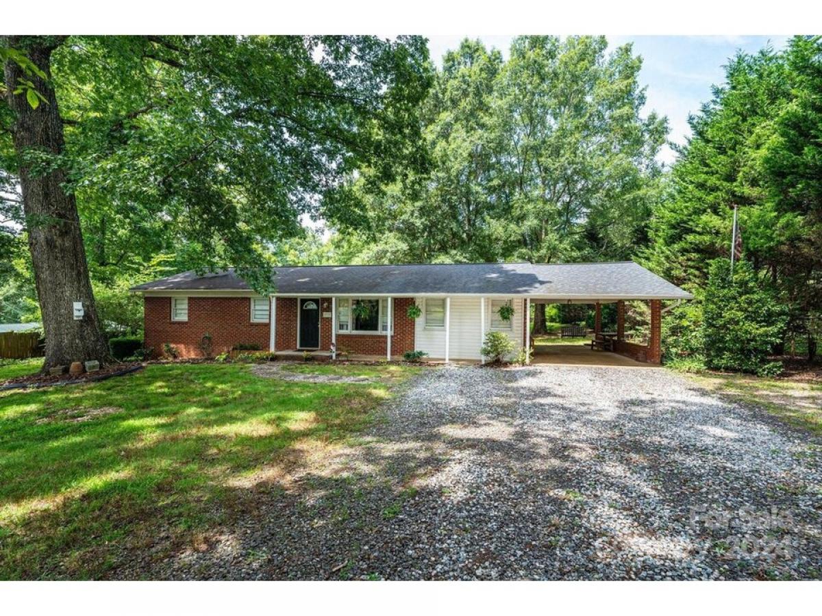 Picture of Home For Sale in Newton, North Carolina, United States