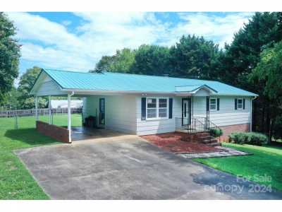 Home For Sale in Taylorsville, North Carolina