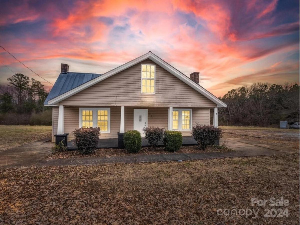 Picture of Home For Sale in Rutherfordton, North Carolina, United States