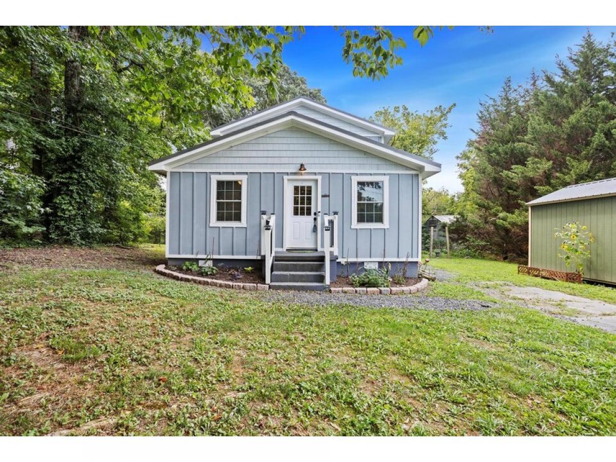 Picture of Home For Sale in Chickamauga, Georgia, United States