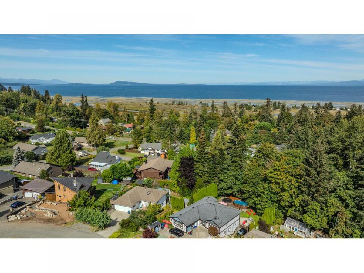 Picture of Home For Sale in Qualicum Beach, British Columbia, Canada