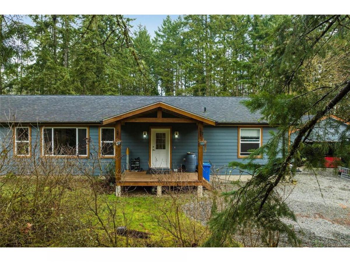 Picture of Home For Sale in Shawnigan Lake, British Columbia, Canada