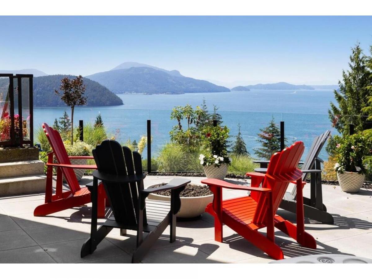 Picture of Home For Sale in Lions Bay, British Columbia, Canada