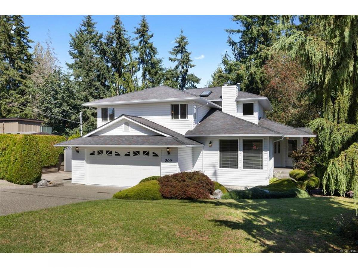 Picture of Home For Sale in Qualicum Beach, British Columbia, Canada