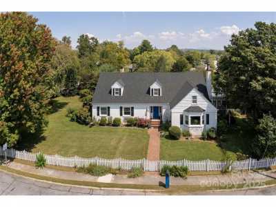 Home For Sale in Hendersonville, North Carolina