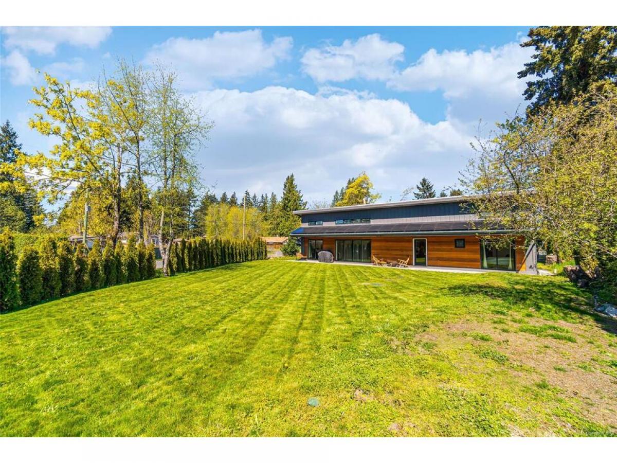 Picture of Home For Sale in Nanaimo, British Columbia, Canada