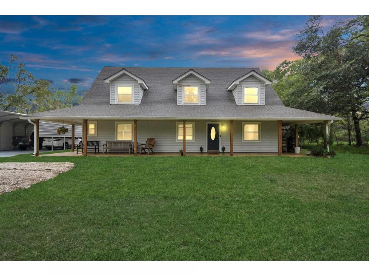 Picture of Home For Sale in Damon, Texas, United States