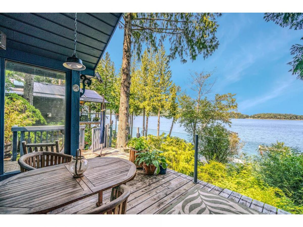 Picture of Home For Sale in Qualicum Beach, British Columbia, Canada